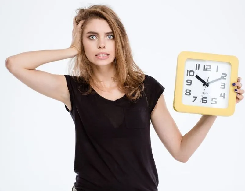 Femme tenant une horloge