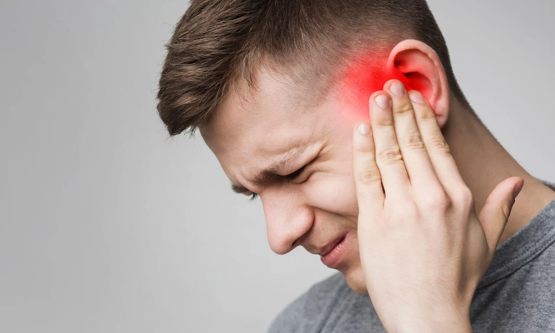 Homme se protégeant une oreille