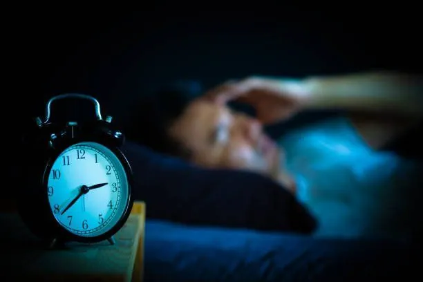 Réveil près d'une personne éveillée pendant la nuit