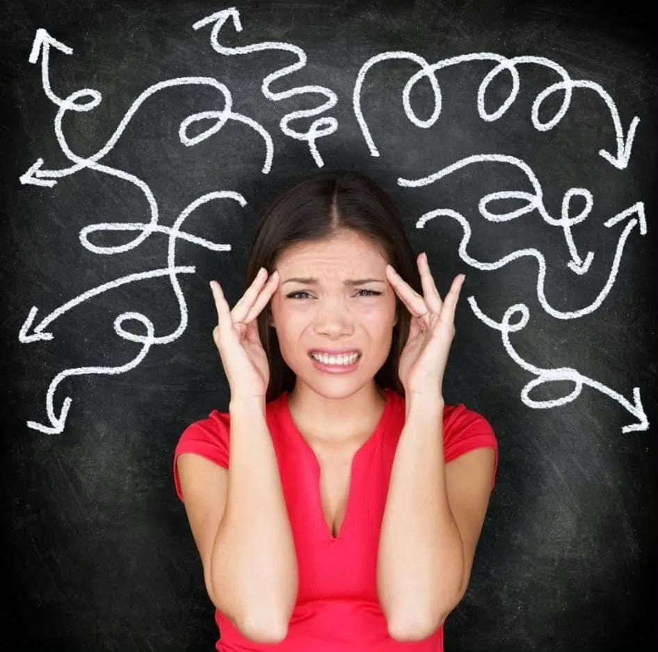Femme exprimant une sensation de stress devant des flèches désordonnées