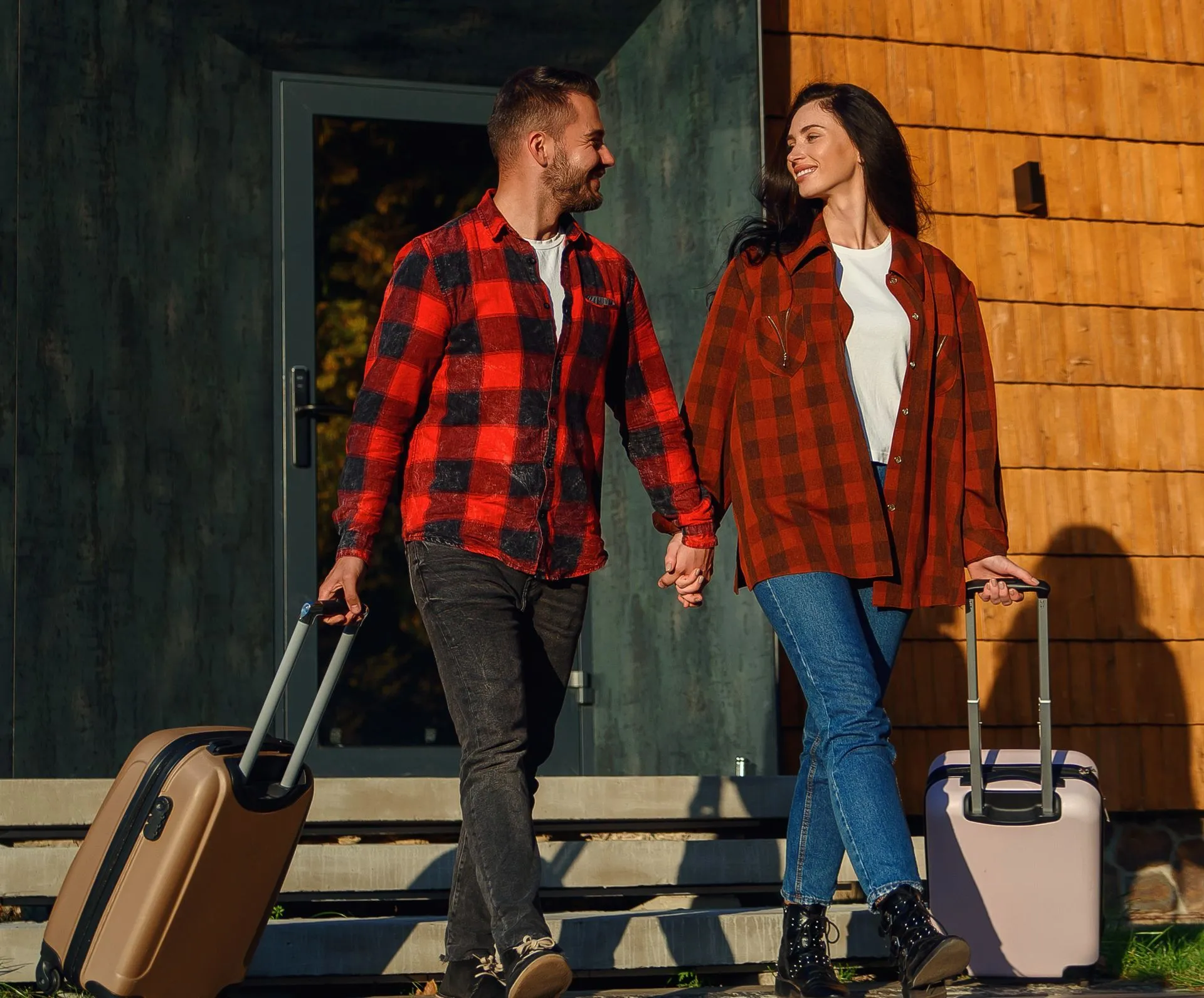 Couple quittant une maison avec des valises